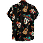 Vista traseira da Camisa Vinser Fiesta com estampa temática mexicana em fundo preto, destacando caveiras mexicanas, violões, sombreros e flores coloridas, modelagem de manga curta, gola tradicional e caimento leve, evidenciando o acabamento refinado e o design marcante.