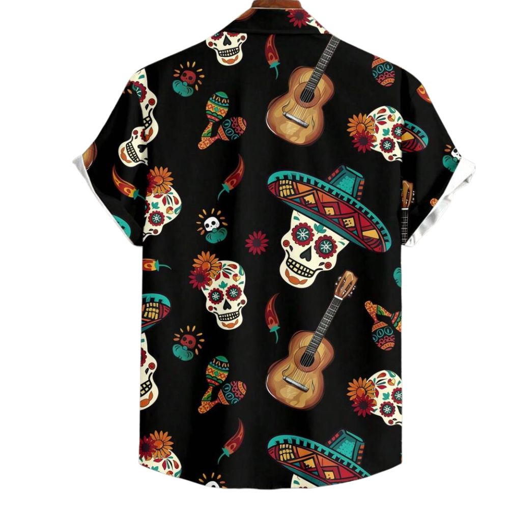 Vista traseira da Camisa Vinser Fiesta com estampa temática mexicana em fundo preto, destacando caveiras mexicanas, violões, sombreros e flores coloridas, modelagem de manga curta, gola tradicional e caimento leve, evidenciando o acabamento refinado e o design marcante.