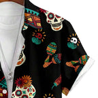 Detalhe da manga da Camisa Vinser Fiesta, destacando o acabamento dobrado, as costuras reforçadas e a estampa temática mexicana com caveiras, violões, sombreros e flores coloridas sobre fundo preto, evidenciando a leveza do tecido e a qualidade dos acabamentos.