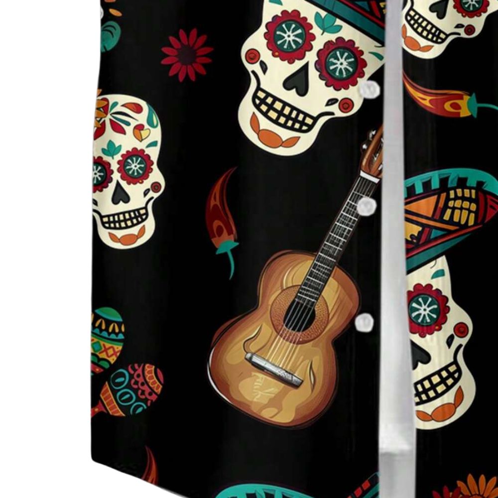 Detalhe do tecido da Camisa Vinser Fiesta, destacando a estampa temática mexicana com caveiras, violões, sombreros e flores coloridas sobre fundo preto, a textura suave do tecido, o acabamento refinado e a qualidade premium, proporcionando conforto, leveza e estilo.