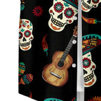 Detalhe do tecido da Camisa Vinser Fiesta, destacando a estampa temática mexicana com caveiras, violões, sombreros e flores coloridas sobre fundo preto, a textura suave do tecido, o acabamento refinado e a qualidade premium, proporcionando conforto, leveza e estilo.