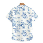 Camisa masculina Vinser branca com estampa floral azul vista traseira, manga curta e modelagem elegante, destacando a estampa botânica sofisticada.