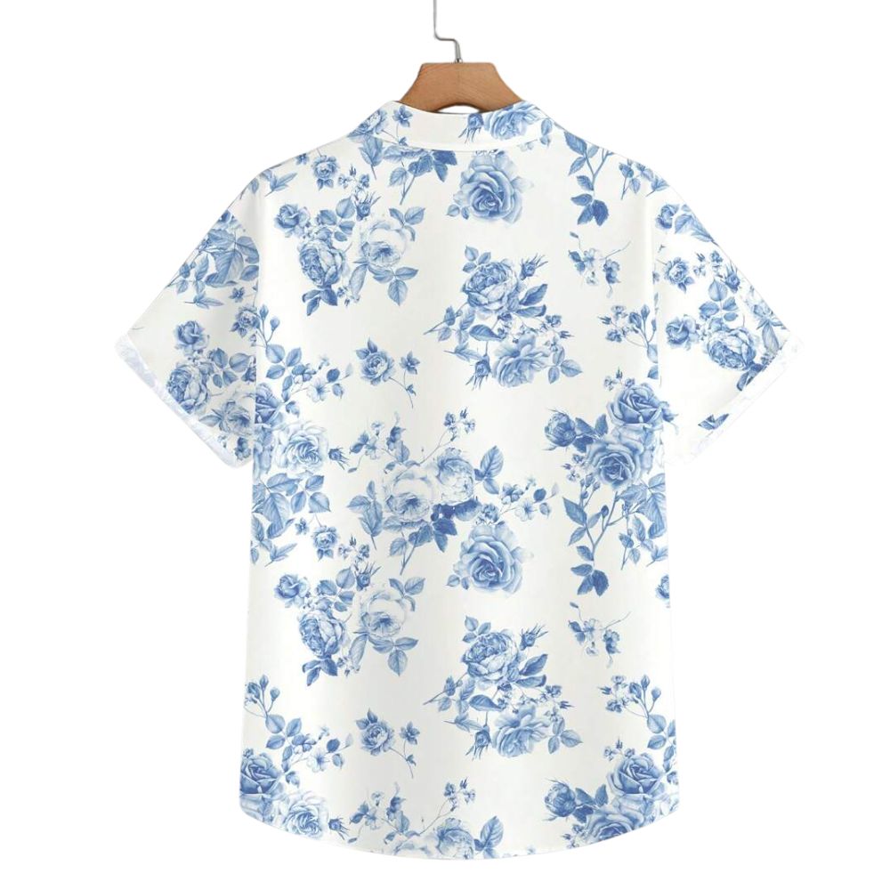 Camisa masculina Vinser branca com estampa floral azul vista traseira, manga curta e modelagem elegante, destacando a estampa botânica sofisticada.