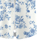 Detalhe da camisa masculina Vinser branca com estampa floral azul, destacando as flores, o tecido leve e o acabamento da parte frontal da peça.