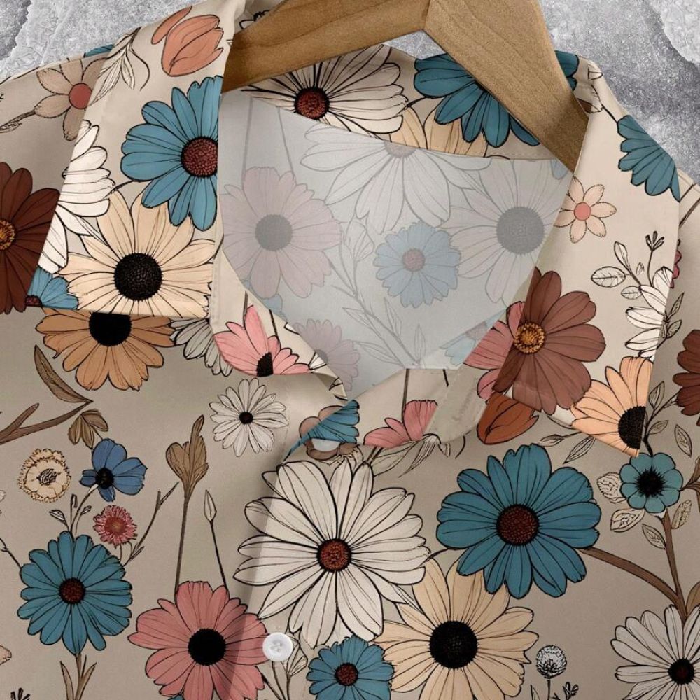 Detalhe da gola da Camisa Vinser Flores do Paraíso, destacando a estampa floral em tons de bege, azul, branco, rosa e marrom, com acabamento refinado e tecido leve.