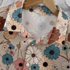 Detalhe da gola da Camisa Vinser Flores do Paraíso, destacando a estampa floral em tons de bege, azul, branco, rosa e marrom, com acabamento refinado e tecido leve.