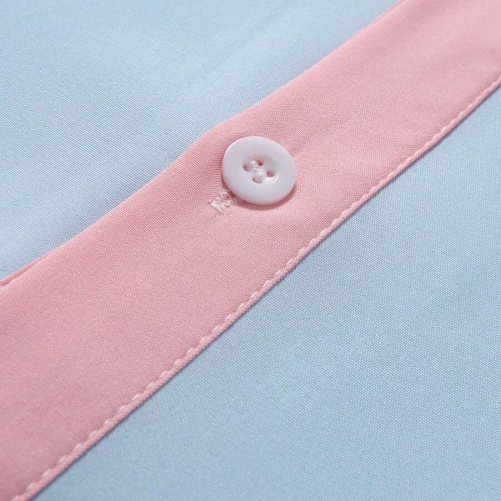 Detalhe do botão e acabamento rosa da Camisa Vinser Florianópolis azul e rosa