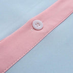 Detalhe do botão e acabamento rosa da Camisa Vinser Florianópolis azul e rosa