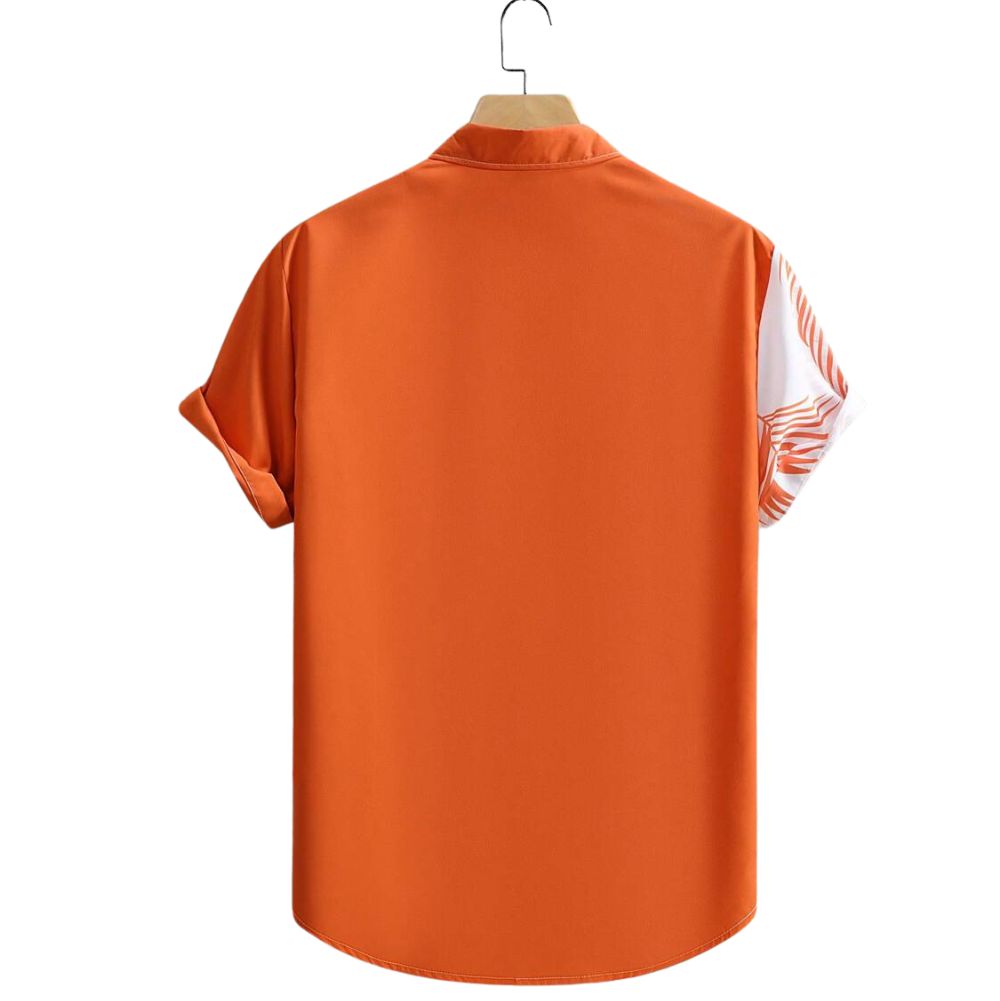 Vista traseira da camisa masculina Vinser Folhas do Outono, na cor laranja, de manga curta, com costas lisas e detalhe de estampa tropical nas mangas.