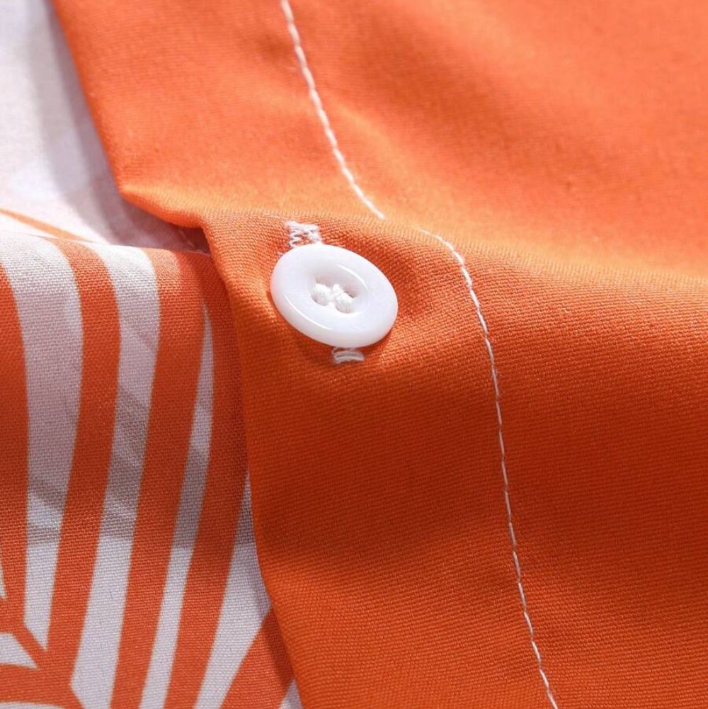 Close do tecido da camisa masculina Vinser Folhas do Outono, destacando o botão branco, a costura reforçada e o acabamento premium em tecido laranja com detalhe estampado.