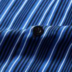 Detalhe do botão e tecido listrado azul da Camisa Vinser Fortaleza