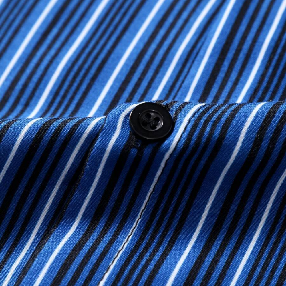 Detalhe do botão e tecido listrado azul da Camisa Vinser Fortaleza