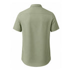 Vista traseira da camisa masculina Vinser Gramado verde-clara, com gola tradicional, mangas curtas e acabamento minimalista.