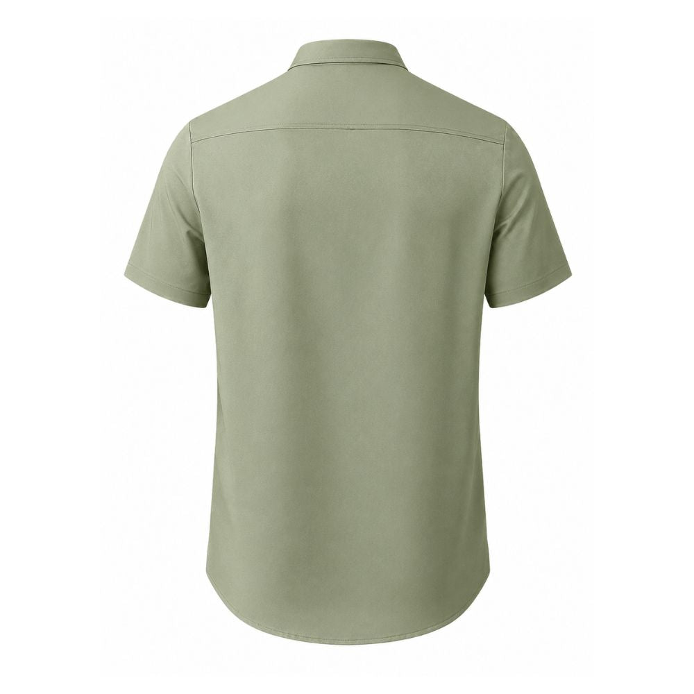 Vista traseira da camisa masculina Vinser Gramado verde-clara, com gola tradicional, mangas curtas e acabamento minimalista.