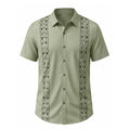 Camisa masculina Vinser Gramado verde-clara com detalhes geométricos verticais em preto e botões em tom amadeirado.