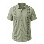 Camisa masculina Vinser Gramado verde-clara com detalhes geométricos verticais em preto e botões em tom amadeirado.