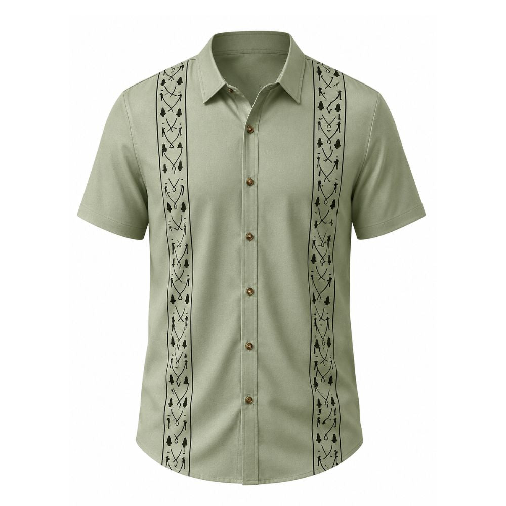 Camisa masculina Vinser Gramado verde-clara com detalhes geométricos verticais em preto e botões em tom amadeirado.