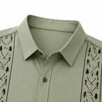 Detalhe da gola e dos botões da camisa masculina Vinser Gramado verde-clara, com faixas laterais estampadas em preto.