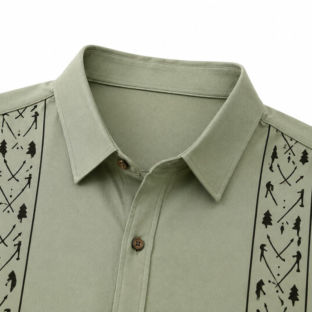 Detalhe da gola e dos botões da camisa masculina Vinser Gramado verde-clara, com faixas laterais estampadas em preto.