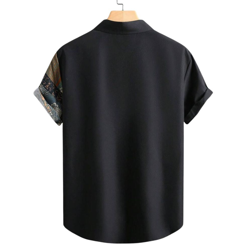 Camisa masculina Vinser Guajiru preta vista de costas, com detalhe da estampa patchwork nas mangas.