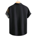 Camisa masculina Vinser Guajiru preta vista de costas, com detalhe da estampa patchwork nas mangas.