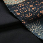 Detalhe da estampa patchwork da camisa masculina Vinser Guajiru em tons de azul, bege e marrom.