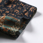 Detalhe da manga da camisa masculina Vinser Guajiru com estampa floral e geométrica em tons de azul, bege e terracota.