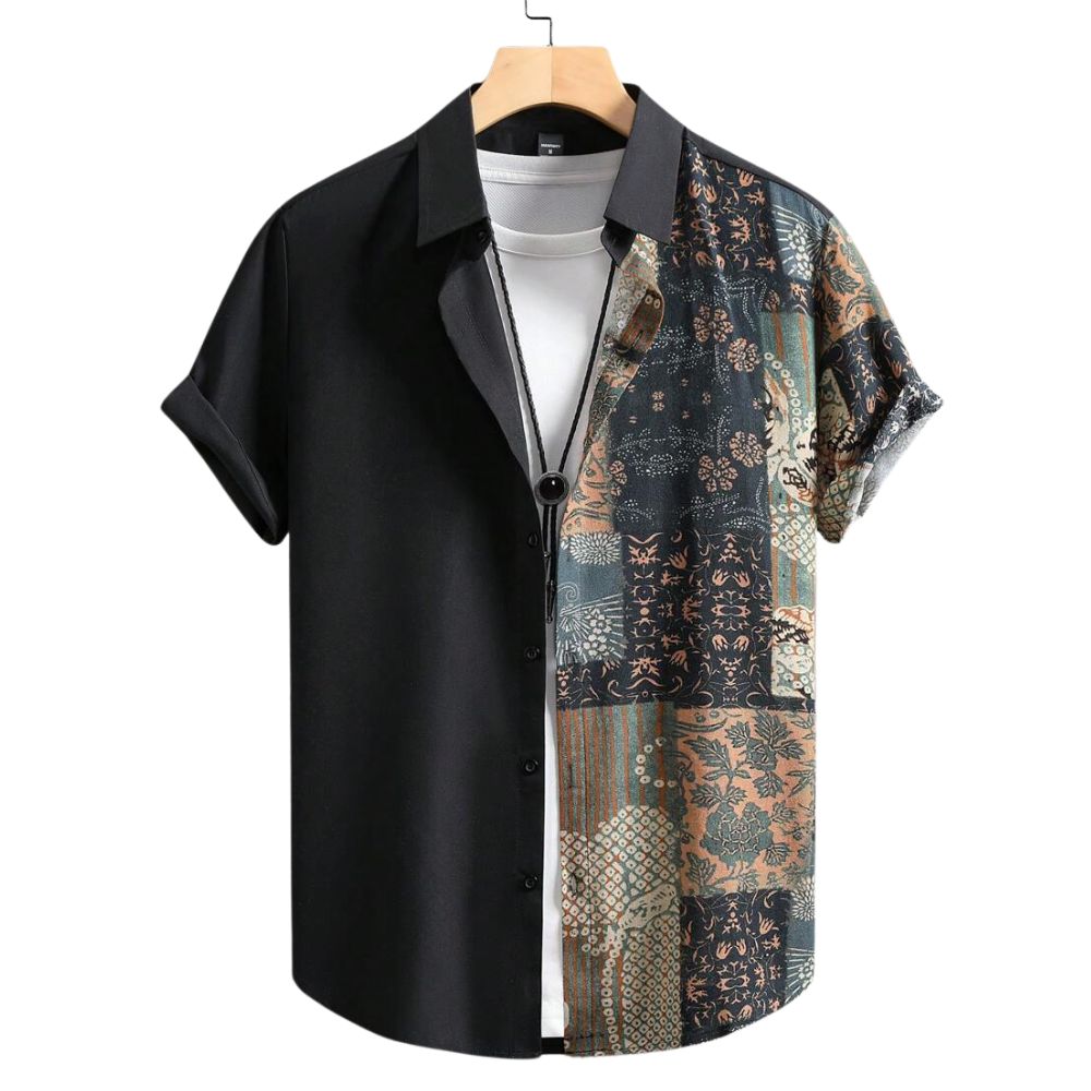 Camisa masculina Vinser Guajiru preta com estampa patchwork em tons de azul, bege e marrom na parte frontal.