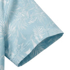 Detalhe da manga da camisa masculina Vinser Guarujá azul-clara com estampa de folhagem e acabamento premium