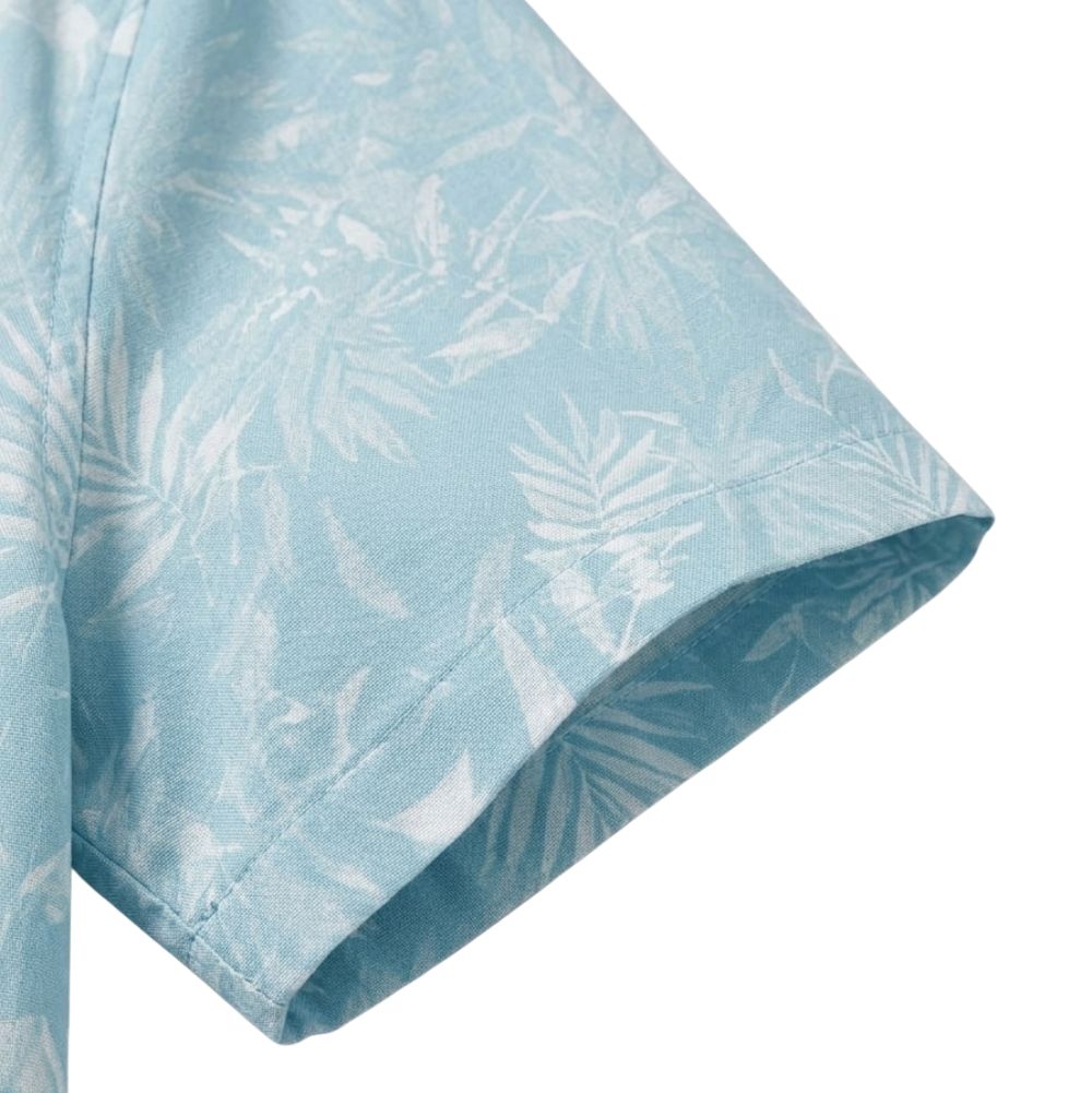 Detalhe da manga da camisa masculina Vinser Guarujá azul-clara com estampa de folhagem e acabamento premium