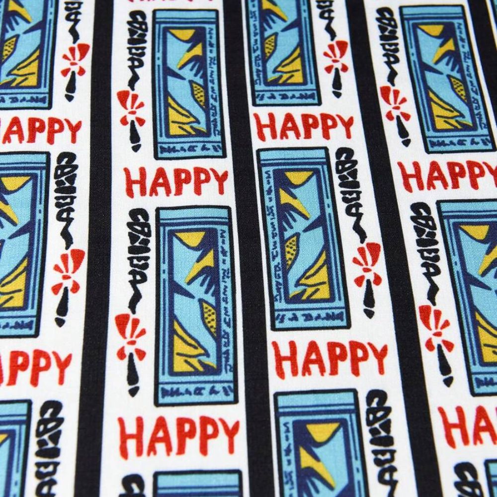 Detalhe da estampa colorida da camisa Vinser Happy masculina com elementos tropicais