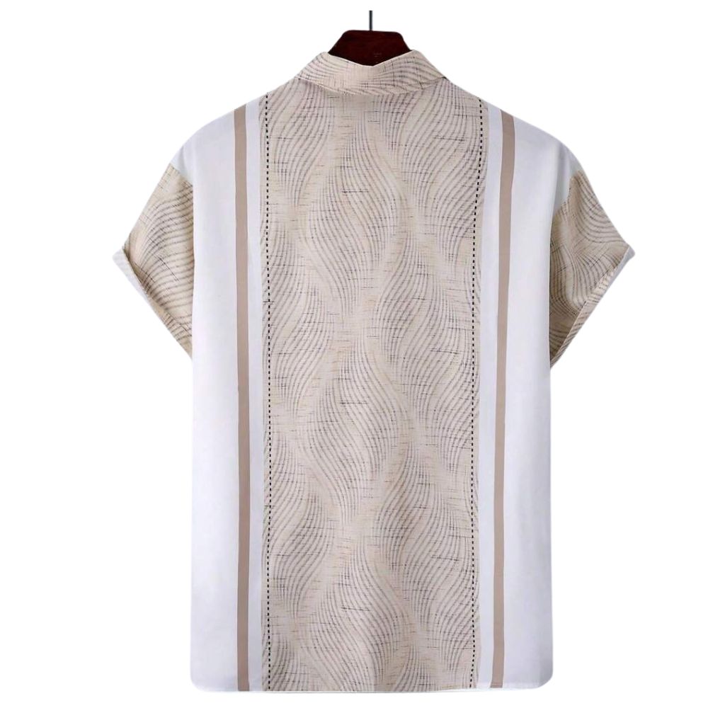 Vista traseira da Camisa Vinser Havana com design listrado em branco e bege, painel central texturizado, modelagem de manga curta, caimento leve e acabamento refinado, ideal para um visual elegante e sofisticado.