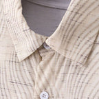 Detalhe da gola da Camisa Vinser Havana, destacando o colarinho estruturado, o acabamento refinado, o painel central texturizado e o tecido leve em tons de branco e bege, evidenciando a qualidade premium da peça.