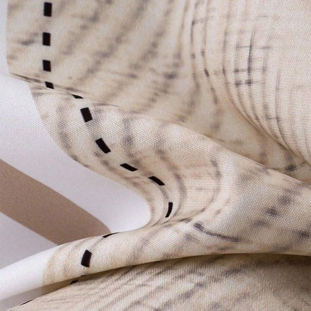 Detalhe do tecido da Camisa Vinser Havana, destacando a textura refinada do painel central, o acabamento de alta qualidade e o tecido leve e respirável em tons de branco e bege, proporcionando conforto e elegância.