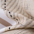 Detalhe do tecido da Camisa Vinser Havana, destacando a textura refinada do painel central, o acabamento de alta qualidade e o tecido leve e respirável em tons de branco e bege, proporcionando conforto e elegância.