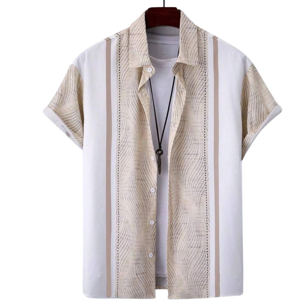 Vista frontal da Camisa Vinser Havana em branco com listras verticais e detalhes texturizados em bege, manga curta, gola tradicional e caimento leve, ideal para um visual elegante, fresco e sofisticado.