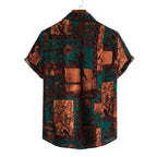 Vista traseira da Camisa Vinser Herbário com estampa em patchwork botânico nos tons de verde e marrom, modelagem de manga curta, caimento leve e acabamento refinado, ideal para um visual casual sofisticado.