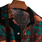 Detalhe da gola da Camisa Vinser Herbário com estampa botânica em tons de verde e marrom, destacando o colarinho estruturado, o acabamento refinado e o tecido leve com textura suave, evidenciando a qualidade premium da peça.