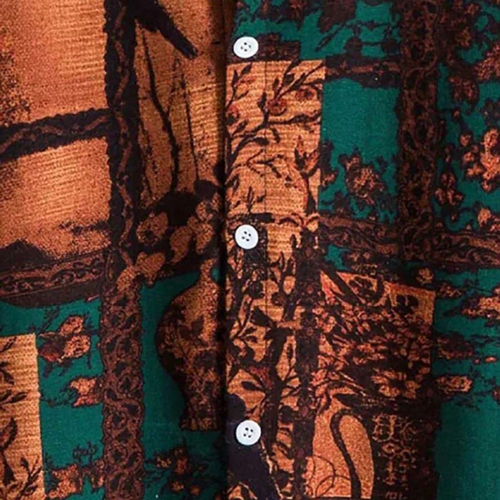 Detalhe do tecido da Camisa Vinser Herbário, destacando a estampa botânica em patchwork nos tons de verde e marrom, a textura suave, o acabamento refinado e o tecido leve e respirável, proporcionando conforto e elegância.