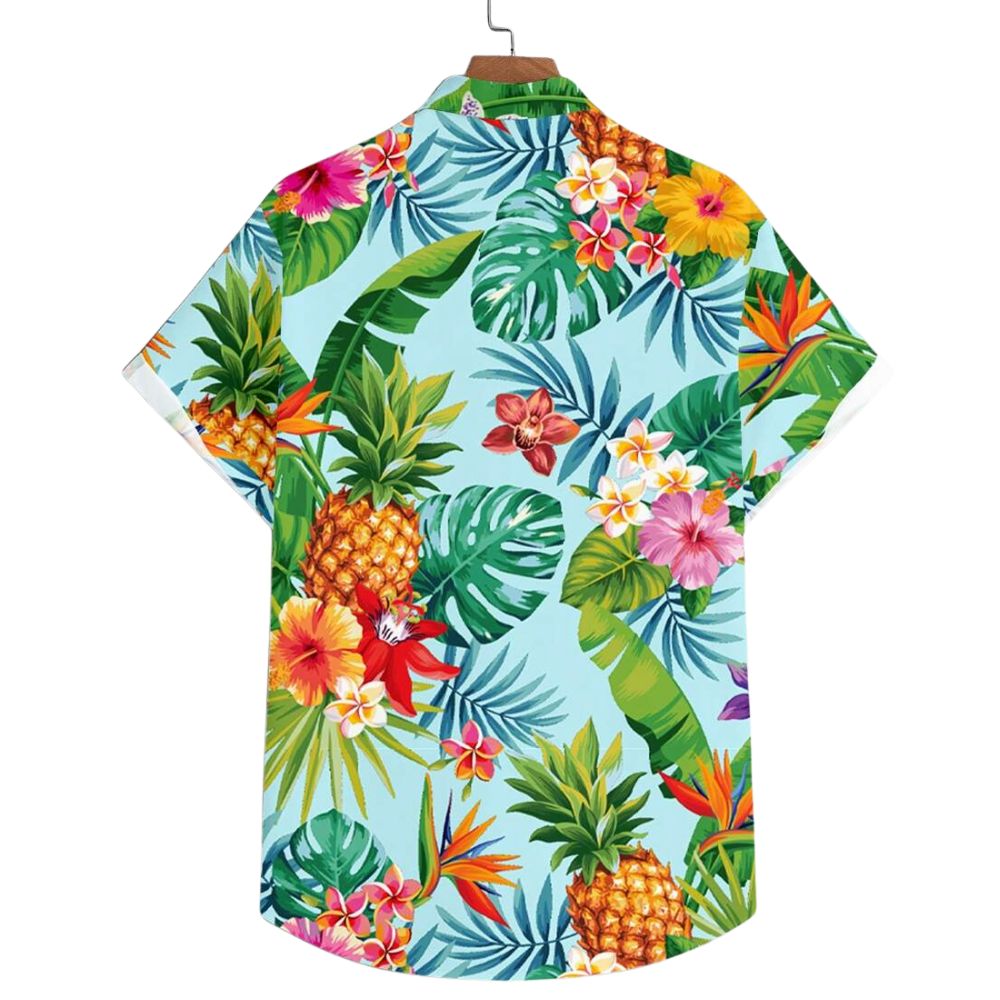 Vista traseira da Camisa Vinser Honolulu com estampa tropical em fundo azul-claro, folhas, flores e abacaxis coloridos, modelagem de manga curta, caimento leve e acabamento refinado, ideal para um visual descontraído e sofisticado.