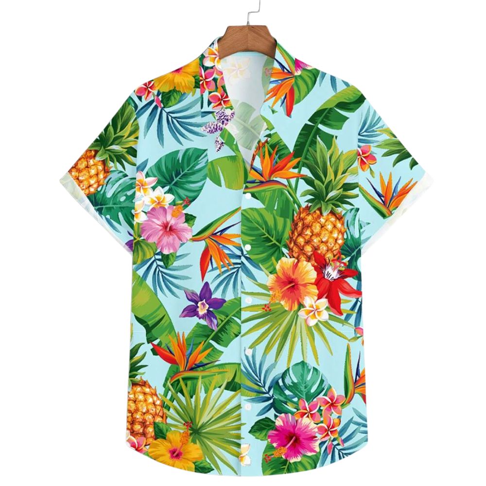Vista frontal da Camisa Vinser Honolulu com estampa tropical de folhas, flores e abacaxis coloridos sobre fundo azul-claro, manga curta, gola tradicional e caimento leve, ideal para um visual fresco, vibrante e sofisticado.