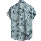Vista traseira da Camisa Vinser Horizonte Azul, com estampa tropical de coqueiros em tons de azul e cinza, destacando o caimento, a modelagem de manga curta e o acabamento premium da peça.