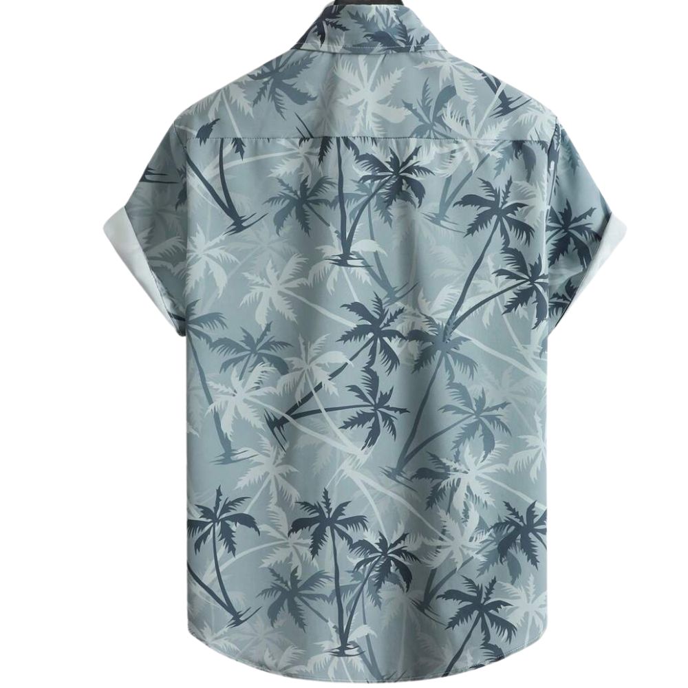 Vista traseira da Camisa Vinser Horizonte Azul, com estampa tropical de coqueiros em tons de azul e cinza, destacando o caimento, a modelagem de manga curta e o acabamento premium da peça.