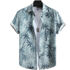 Vista frontal da Camisa Vinser Horizonte Azul, com estampa tropical de coqueiros em tons de azul acinzentado, modelagem de manga curta e tecido leve para um visual sofisticado e refrescante.