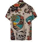 Vista traseira da camisa masculina Vinser Ink Paradise com estampa inspirada em tatuagens old school, em tons de bege, preto, azul e vermelho.