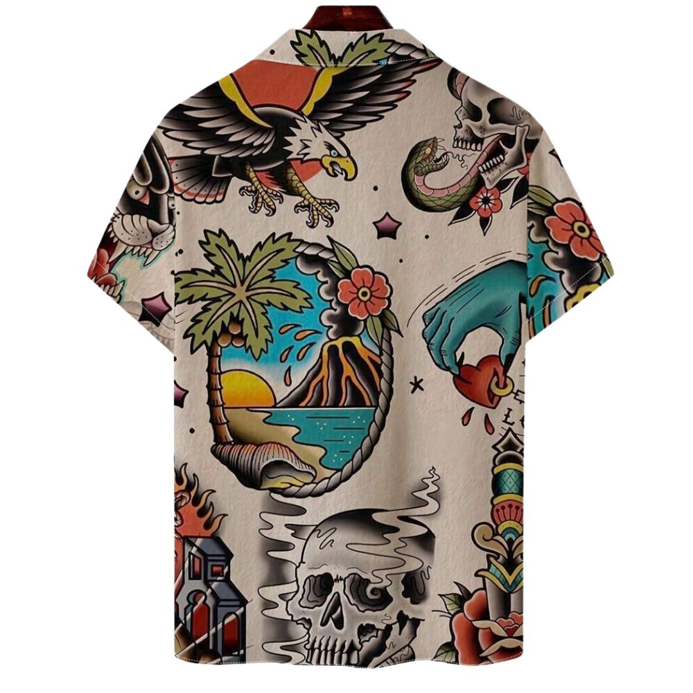 Vista traseira da camisa masculina Vinser Ink Paradise com estampa inspirada em tatuagens old school, em tons de bege, preto, azul e vermelho.