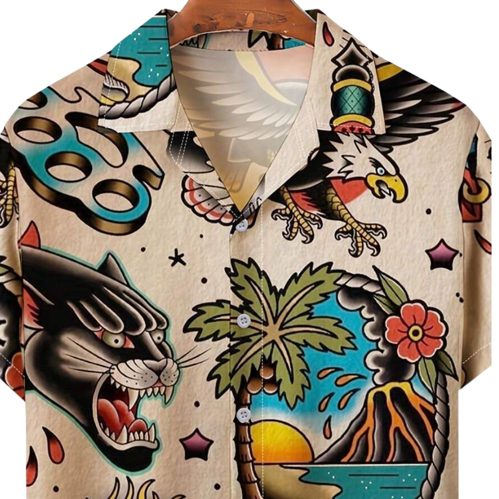 Detalhe da gola da camisa masculina Vinser Ink Paradise com estampa inspirada em tatuagens old school e acabamento premium.