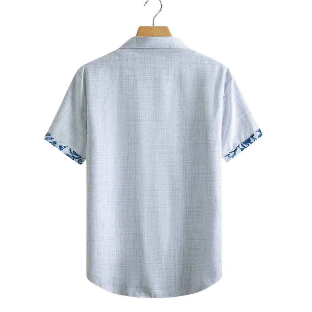 Costas da camisa masculina Vinser Iracema branca com detalhes em azul nas mangas, manga curta e acabamento premium