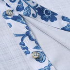 Detalhe do tecido da camisa masculina Vinser Iracema branca com acabamento floral azul, botões premium e costuras refinadas