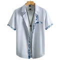 Camisa masculina Vinser Iracema branca com detalhes em azul, manga curta, gola tradicional e acabamento premium
